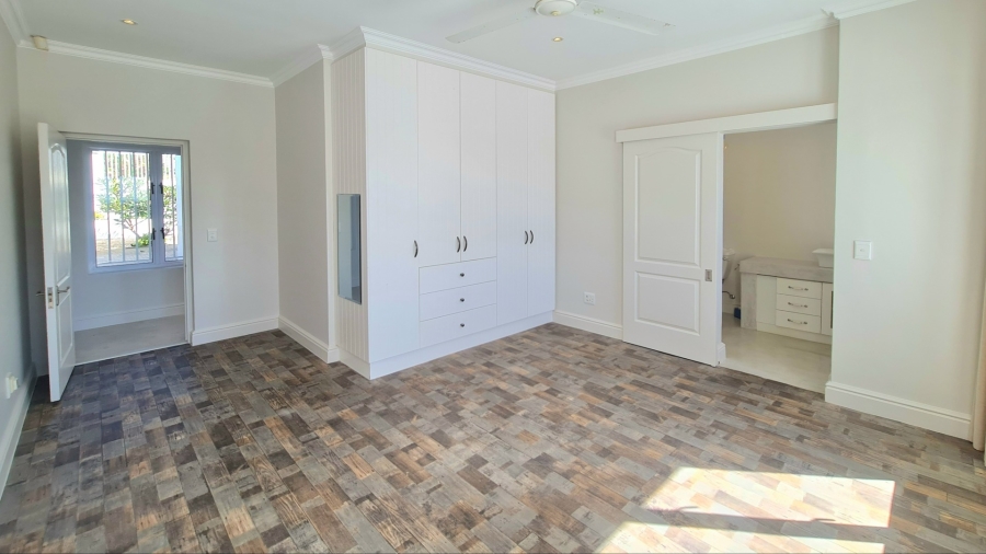 7 Bedroom Property for Sale in Whale Rock Western Cape